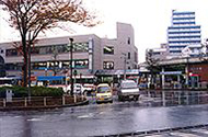 新京成線「やばしら」駅（左）とJR武蔵野線「しんやはしら」